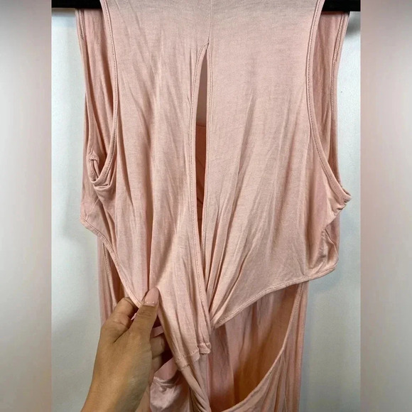 BCBGMAXAZRIA | Soft Pink Top with knotted cutout back details - medium - Picture 7 of 7